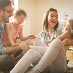 família feliz e tranquila com de Plano de Saúde e Seguro de Vida da Unigets Corretora de seguros Em São Paulo